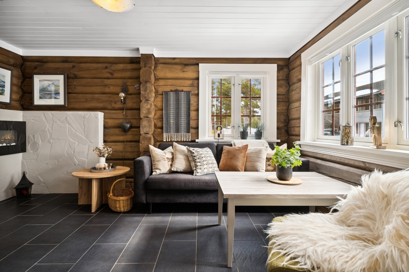 Stuen har godt med innfall av lys fra de store vinduene. Galleribilde