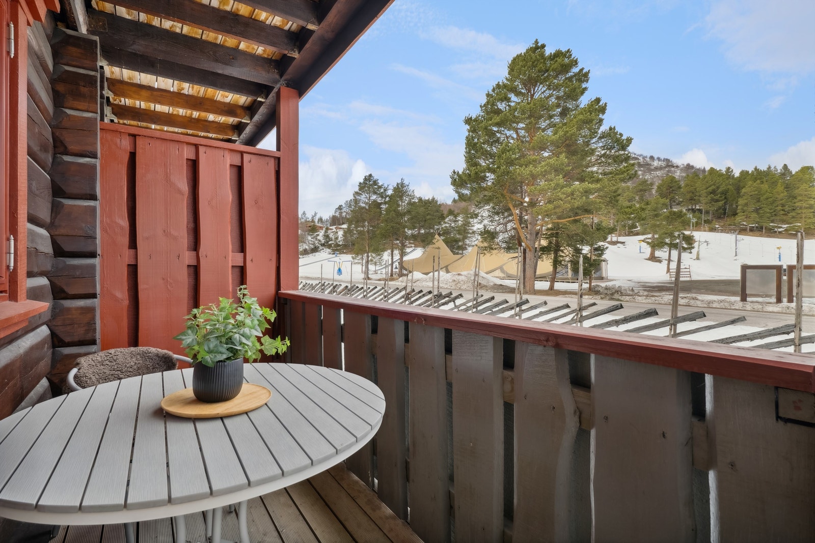 Sentral beliggenhet med skiløyper og alpinanlegg rett utenfor leiligheten. Gangavstand til Savalsjøen og Savalen Fjellhotell med velværebasseng, spa-behandling og restaurant. Galleribilde