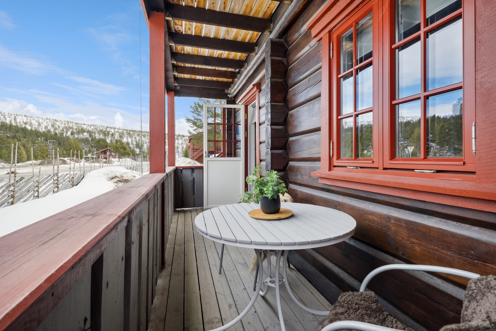 Utgang fra soverommet til sjarmerende uteplass. Galleribilde