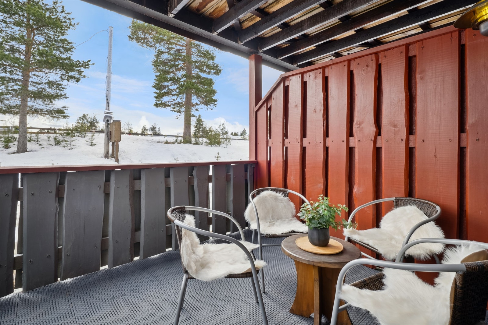 Terrasse har impregnert terrassedekke og plastfliser på gulv. Galleribilde