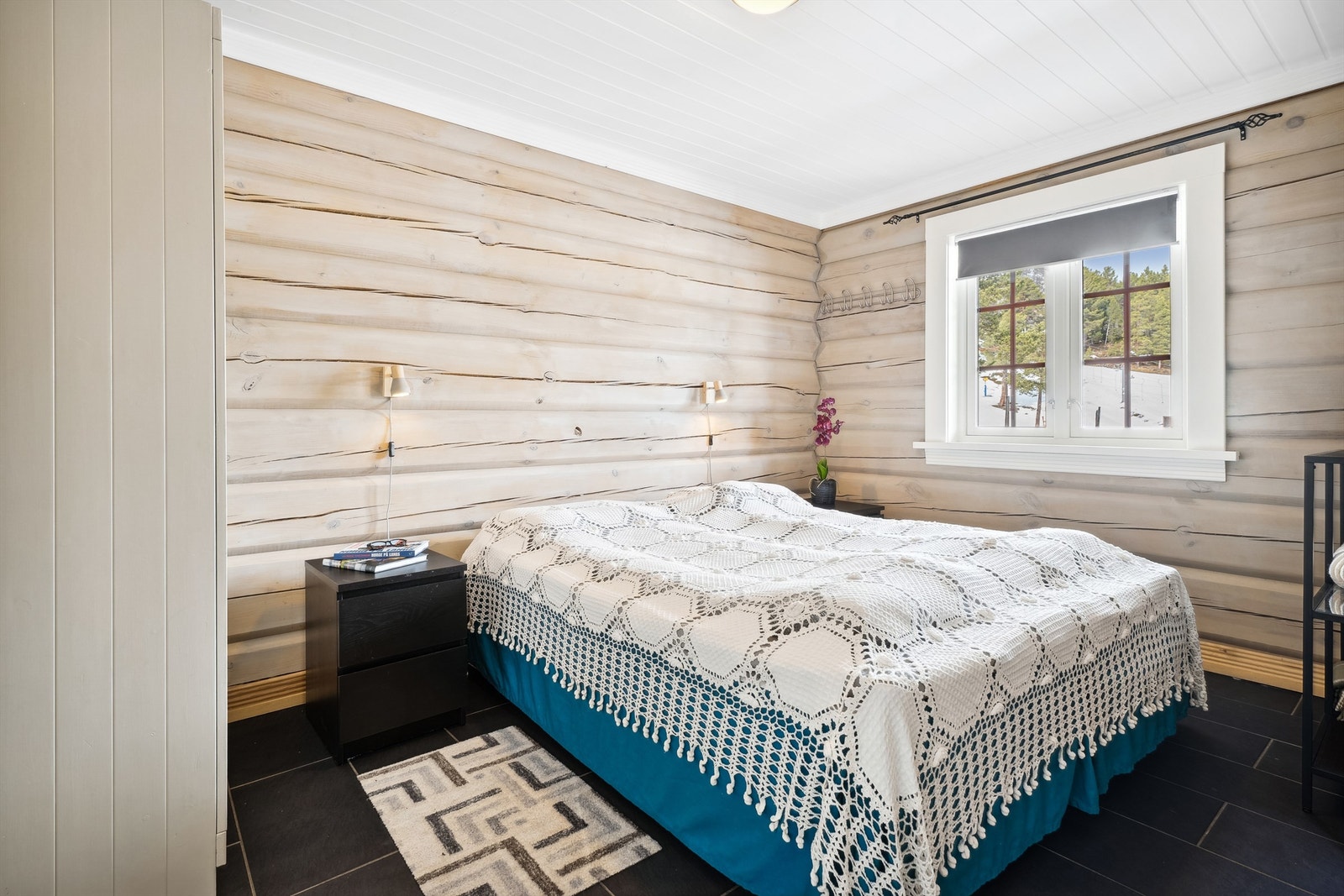 Leiligheten har to soverom. Hovedsoverommet er av god størrelse med fin plass for dobbeltseng. Utstyrt med garderobeskap. Galleribilde