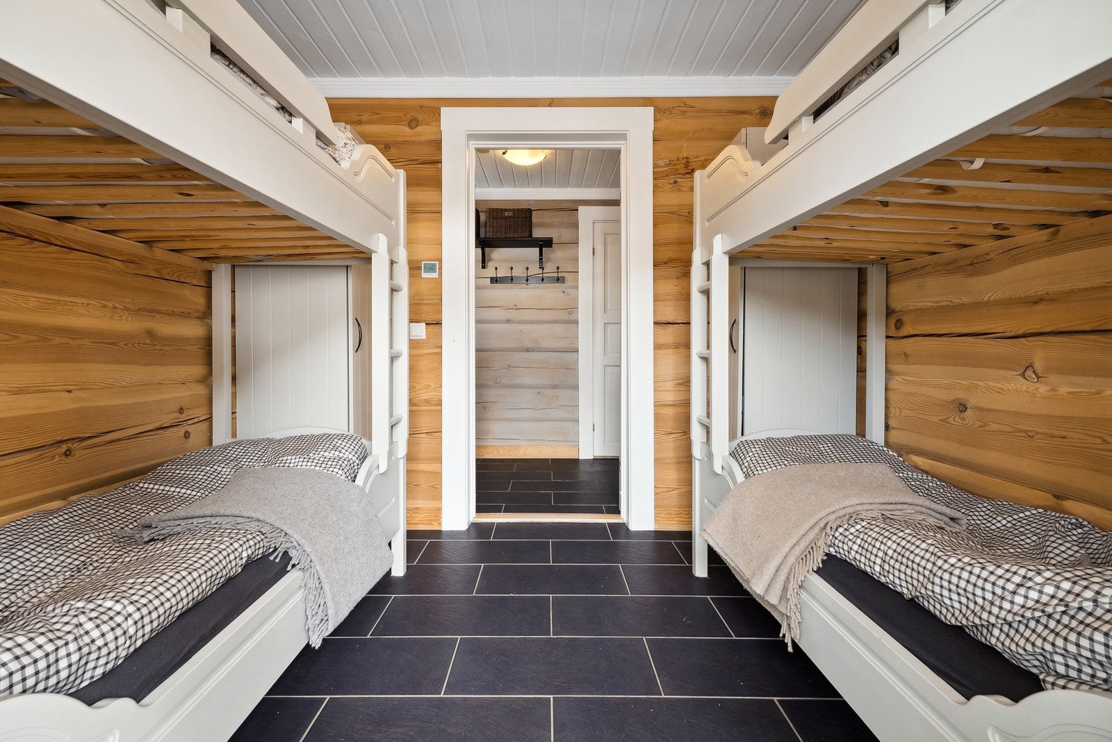 Soverommet er utstyrt med garderobeskap. Galleribilde