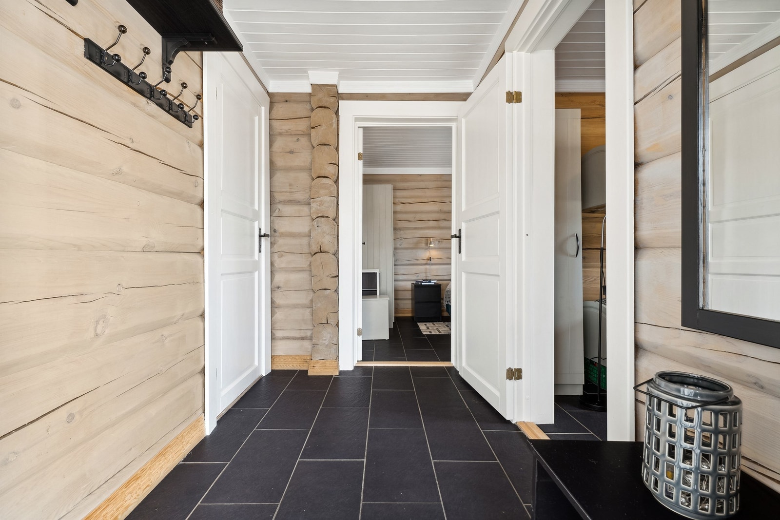 Videre består leiligheten av baderom, to soverom, stue og kjøkken. Galleribilde