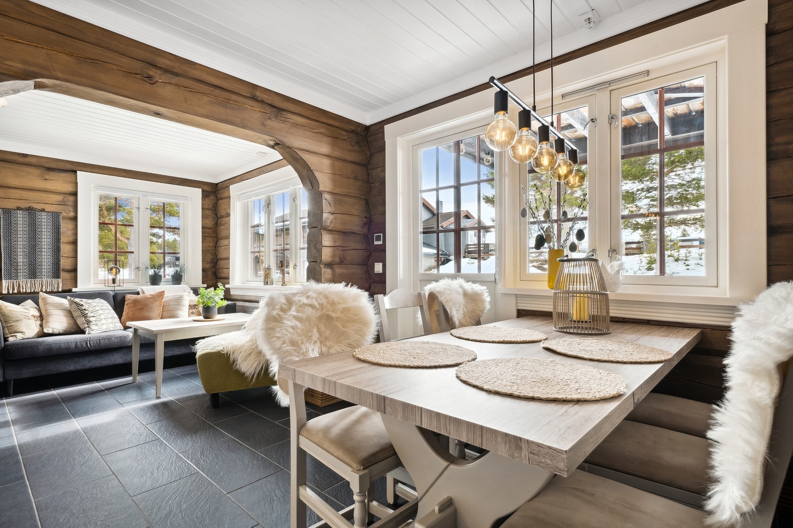 Romslig spisestue, perfekt for sosiale sammenkomster! Galleribilde