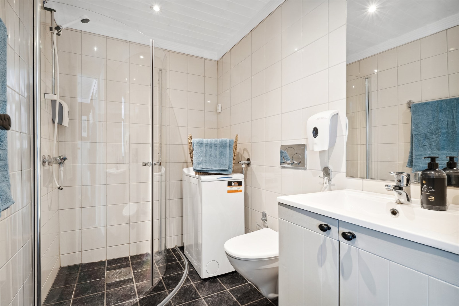 Flislagt baderom med vannbåren varme. Det er opplegg for vaskemaskin. Galleribilde