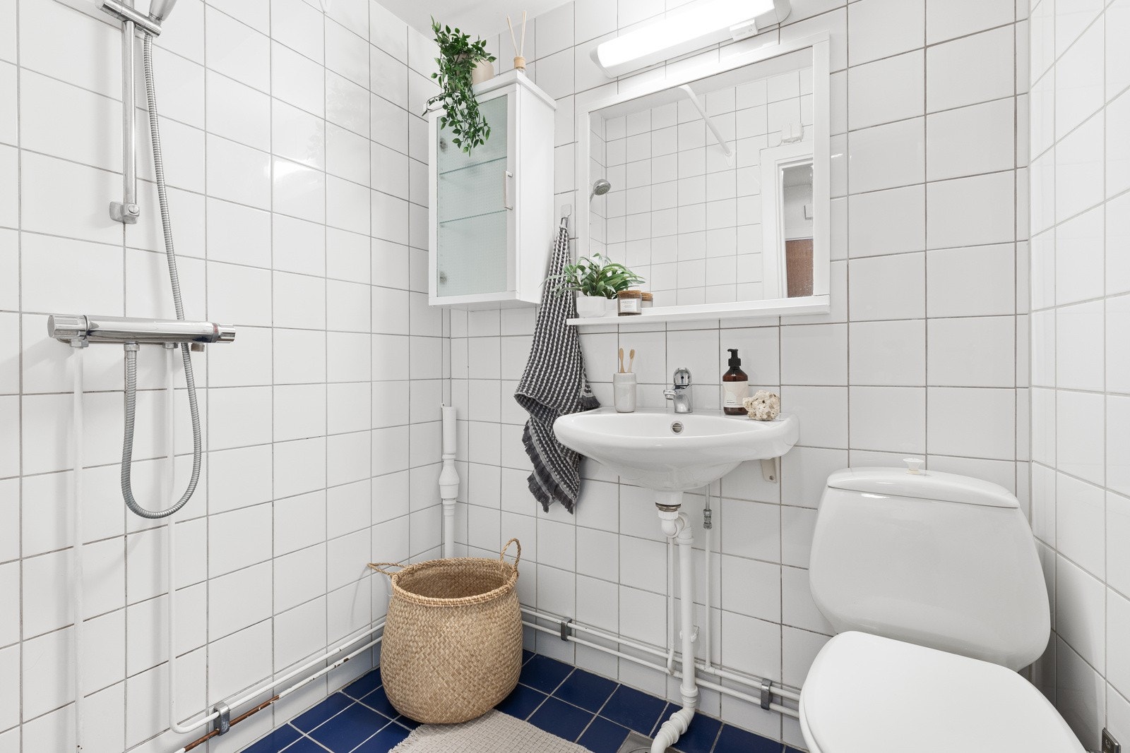 Badet ble rehabilitert i regi av brl. i 1998 med bla. nytt sluk, soil/avløpsrør, og gulvfliser m.m. Galleribilde