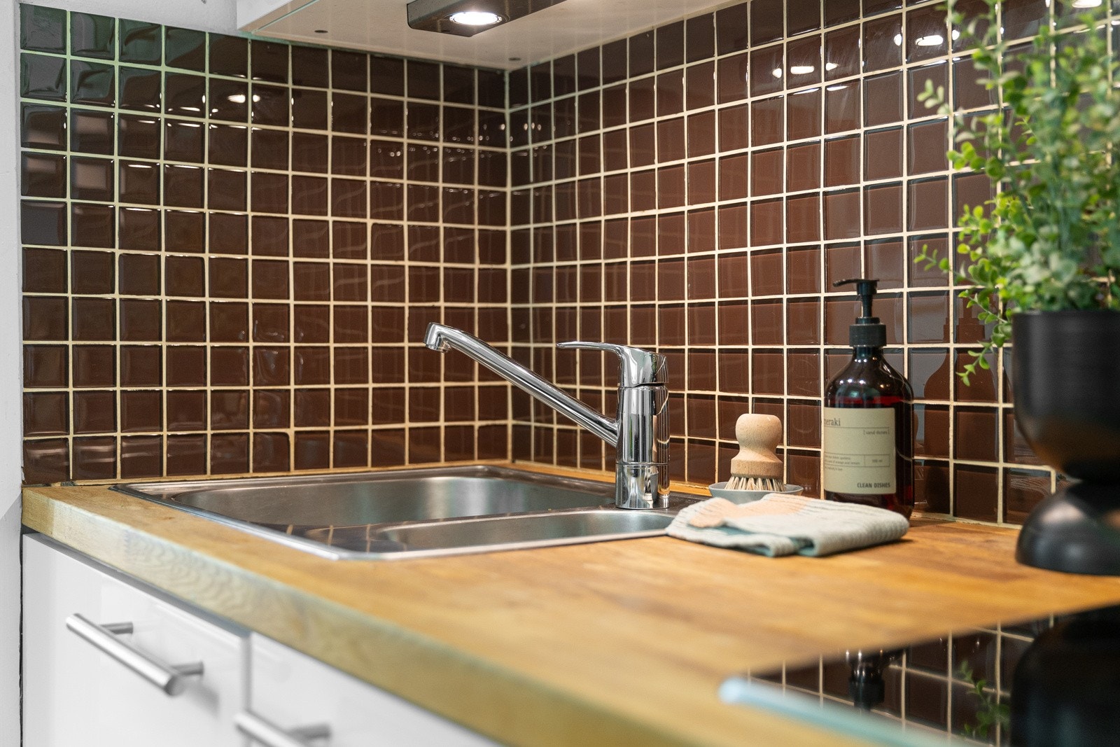 Fliser på vegg mellom overskap og kjøkkenbenk. Integrert komfyr og koketopp. Galleribilde