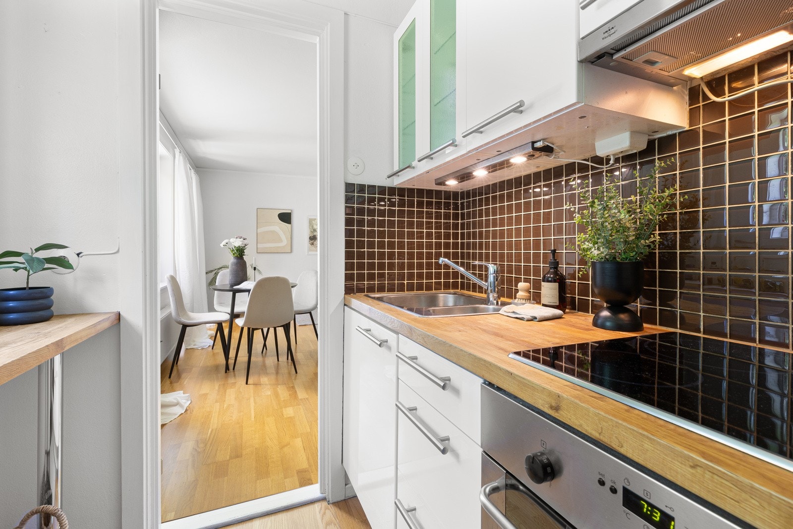 Pen kjøkkeninnredning fra Ikea med slette fronter i hvit høyglans. Galleribilde