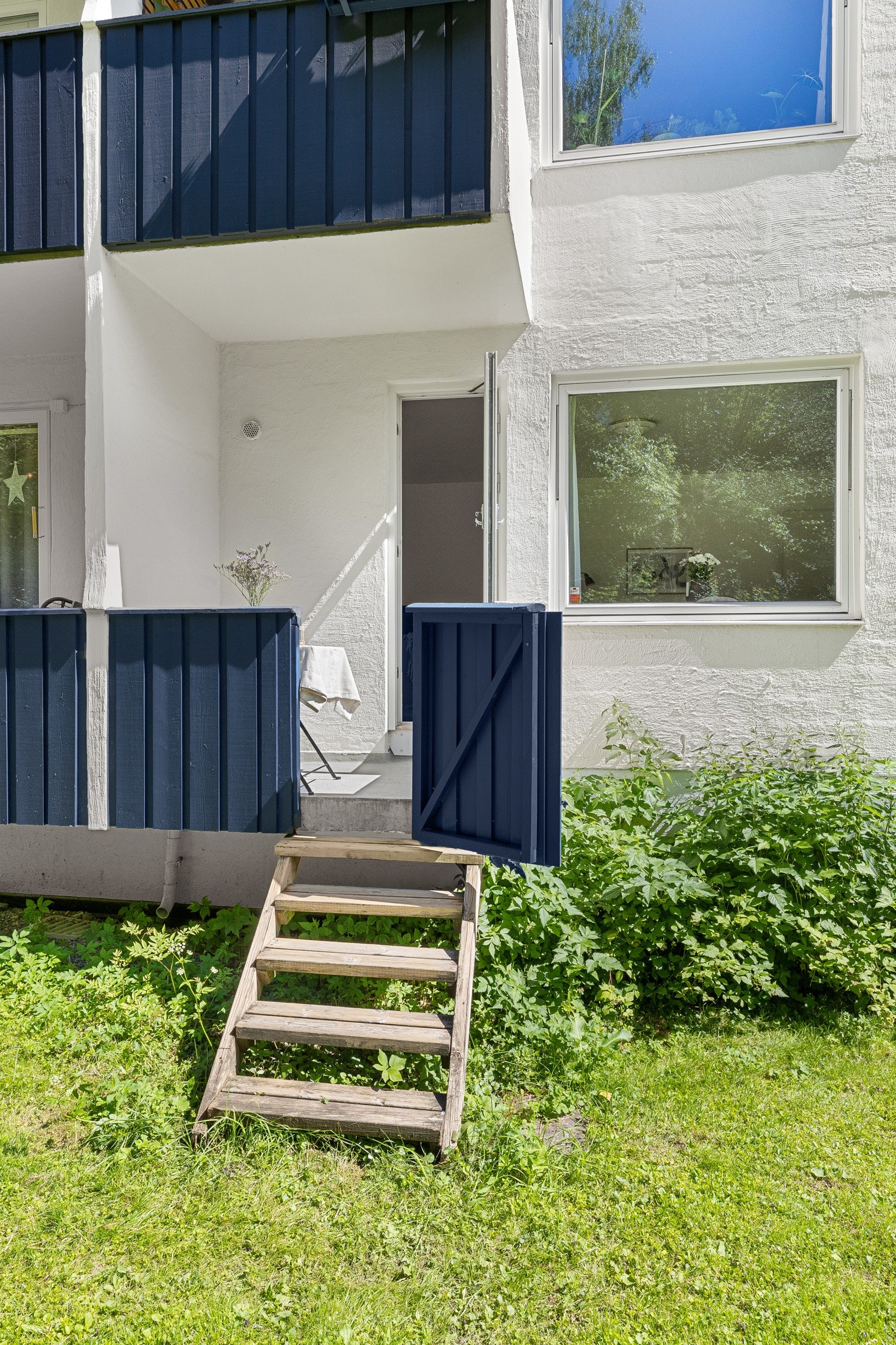 Leiligheten vender mot vest og har adkomst fra balkong til felles hage. Galleribilde