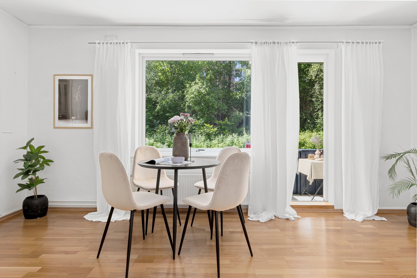 Fra stuen er det utgang til vestvendt balkong med adkomst til felles hage. Galleribilde