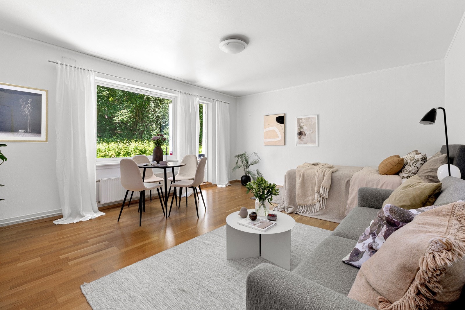 Store vindusflater - rikelig med naturlig lys. Galleribilde