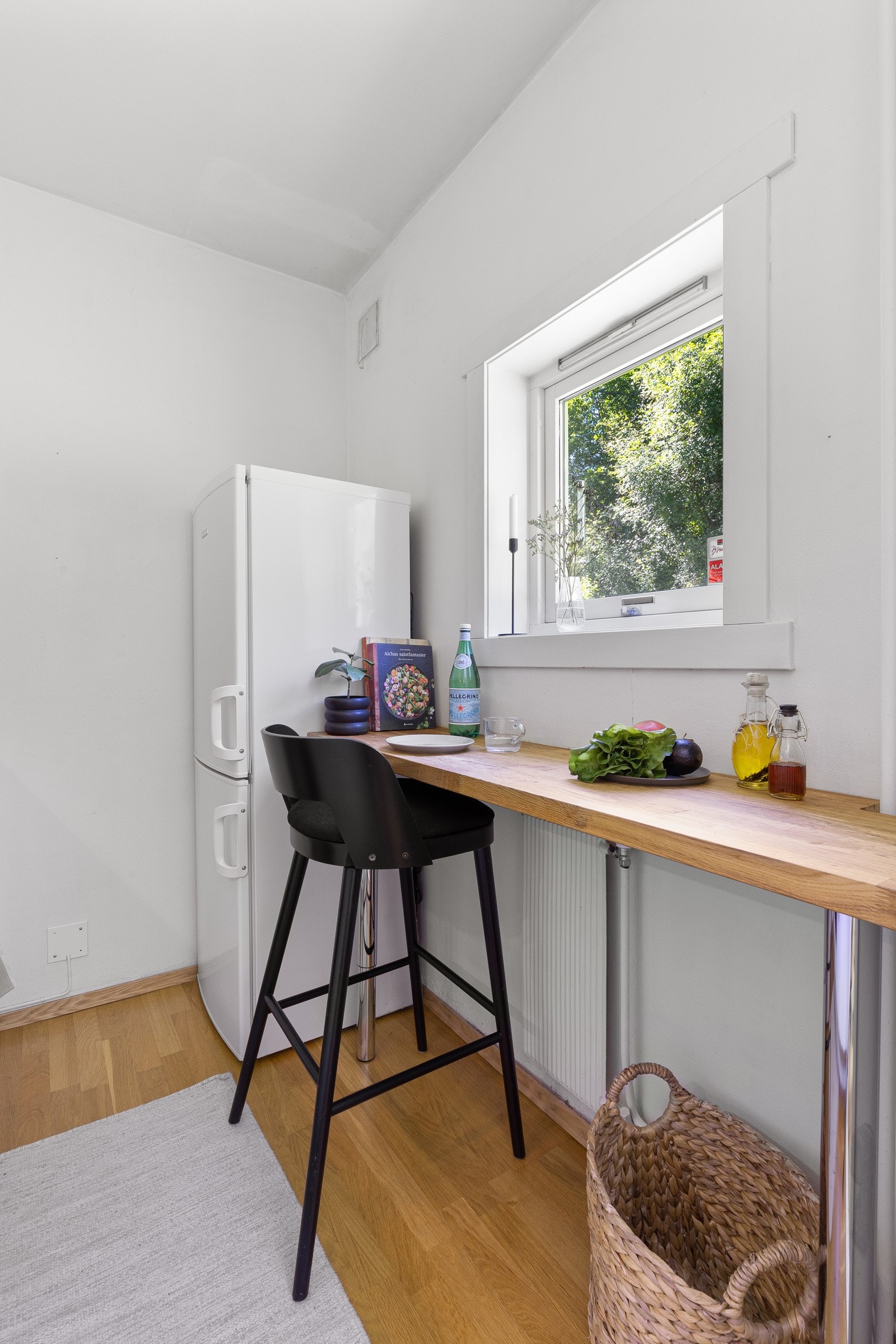 Det er lite vindu på kjøkken ut mot friområde. Galleribilde