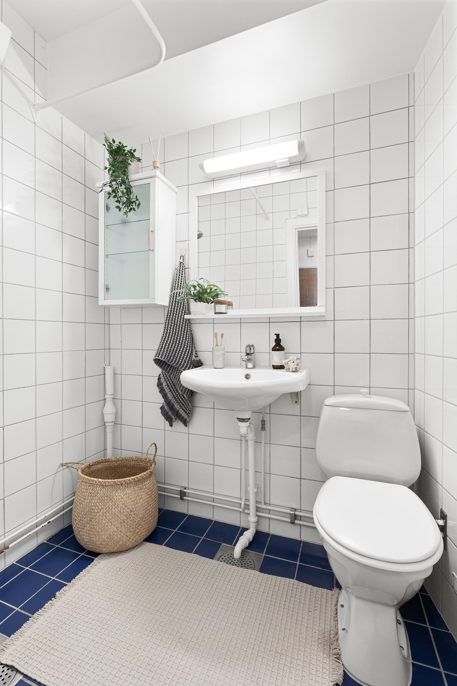 Innredningen består av dusjhjørne, klosett, servant og speil med belysning samt delvis opplegg til vaskemaskin. Varme i gulv. Galleribilde