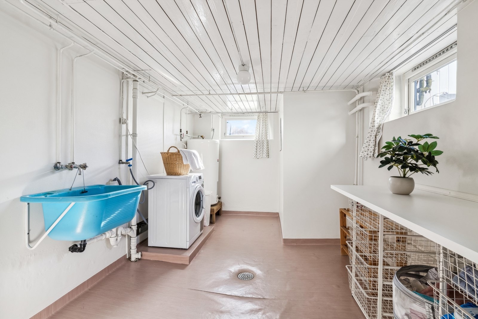 Stort vaskerom i kjelleren. Galleribilde