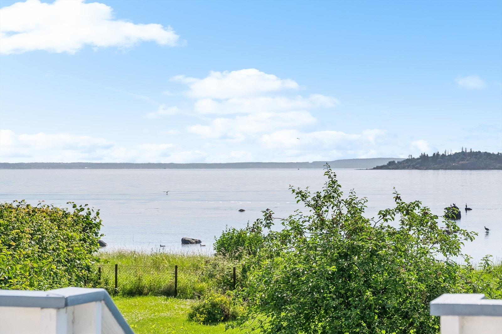 Boligen har en sjeldent god beliggenhet i ettertraktede "første rekke" i Strandveien på Steinsnes. Galleribilde