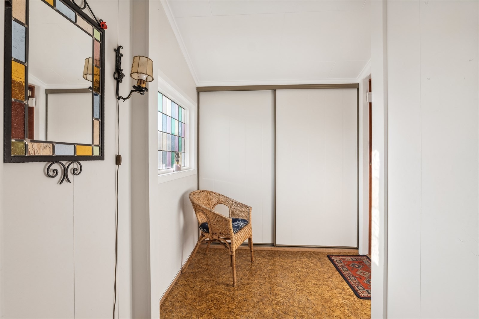 Romslig entré/gang med skyvedørsgarderobe. Galleribilde