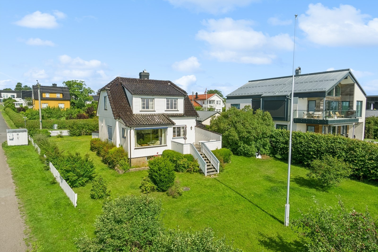 Boligen ligger på en selveid hjørnetomt på 1 mål - her er det stort potensial for utvikling av eiendommen. Galleribilde