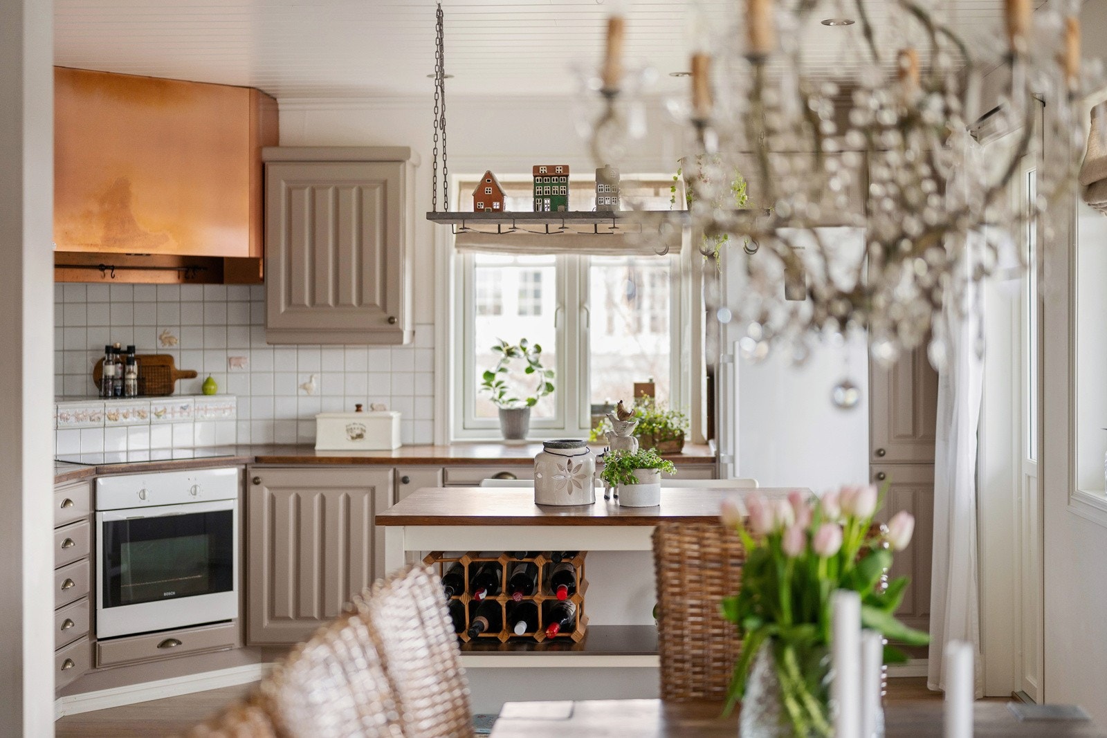 Stort og romslig kjøkken med åpen kjøkken- og spisestueløsning. Galleribilde