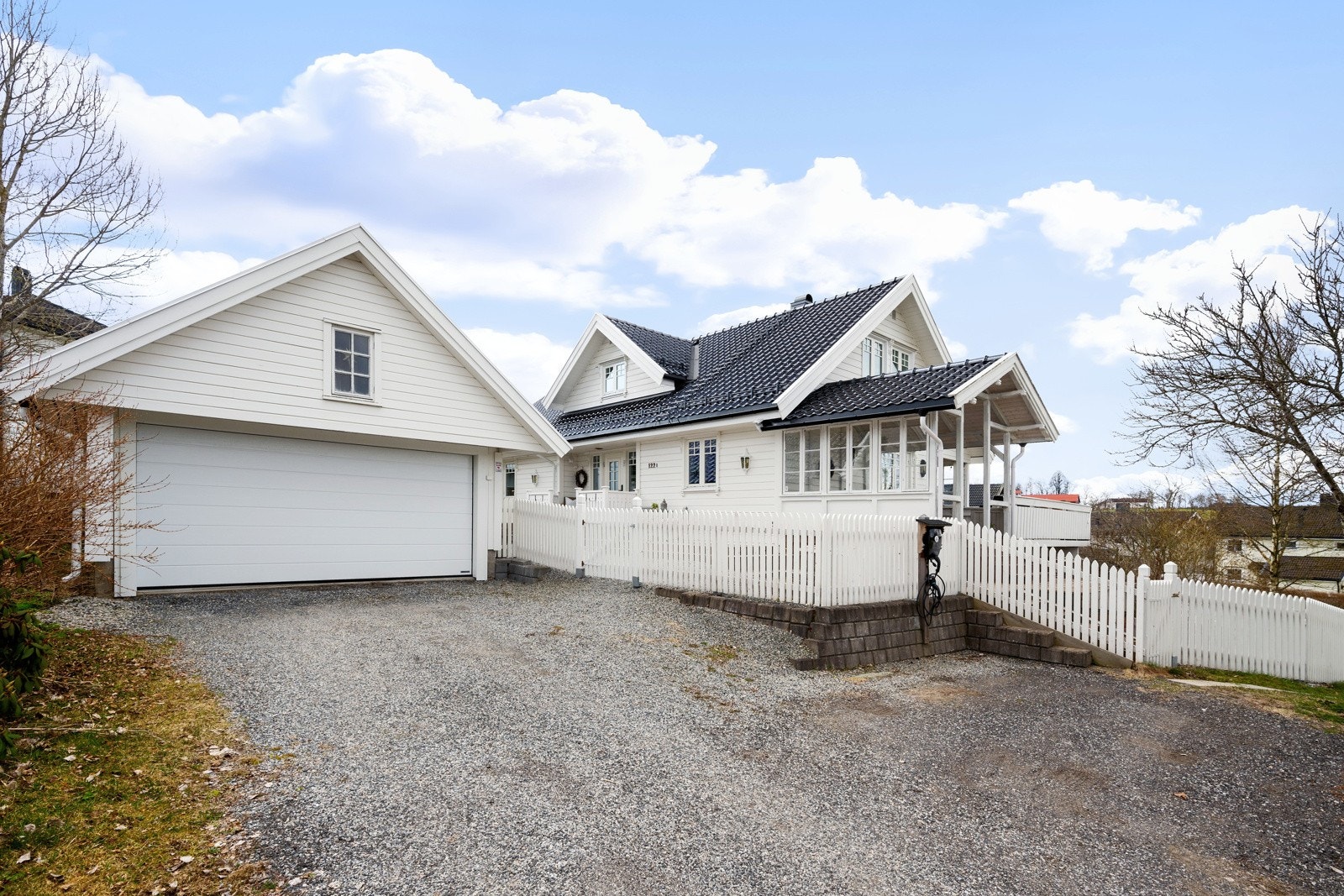 Frittstående garasje med elektrisk leddport, montert El-billader, samt biloppstillingsplasser på øvrig gårdsplass, el-billader på Galleribilde