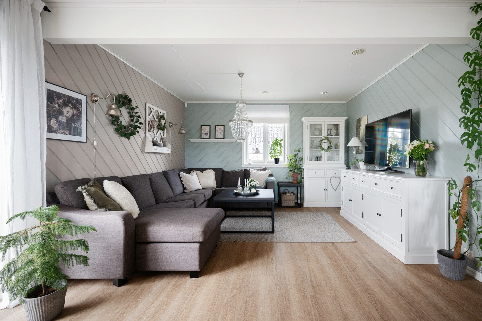 Den store stuen har en delvis åpen løsning inn mot spisestuen og kjøkkenet. Galleribilde