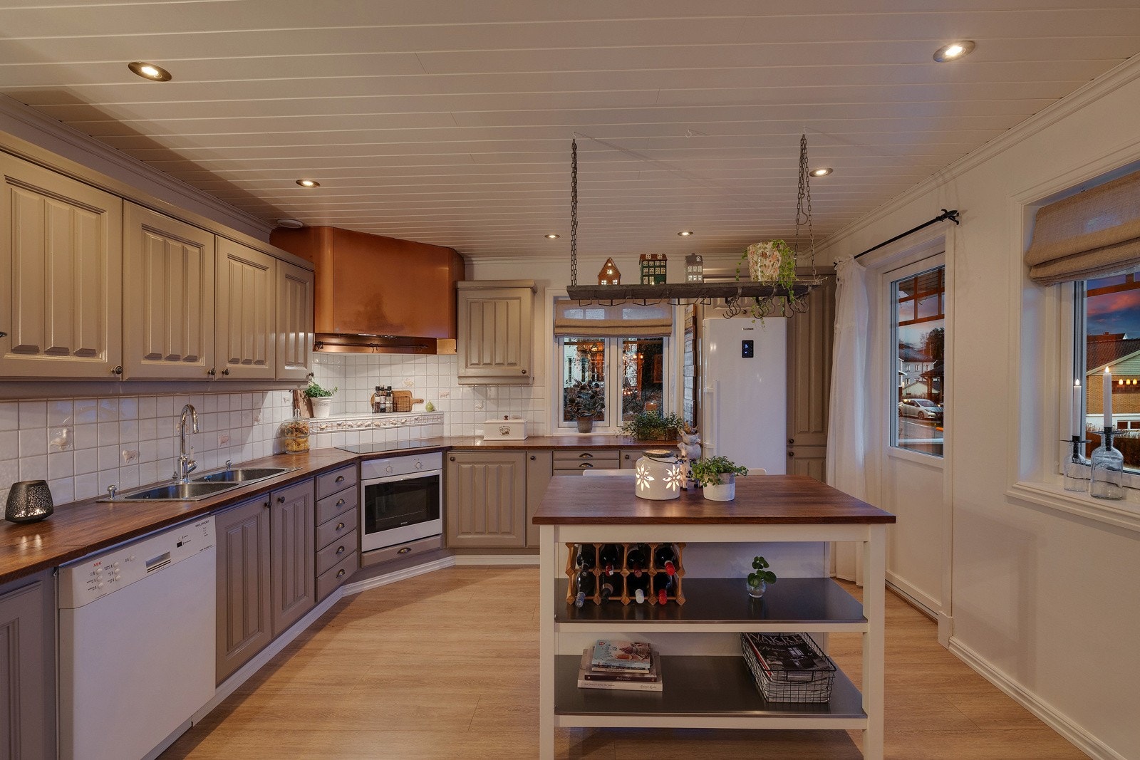 Fra kjøkkenet er det tilgang til en solrik terrasse. Galleribilde