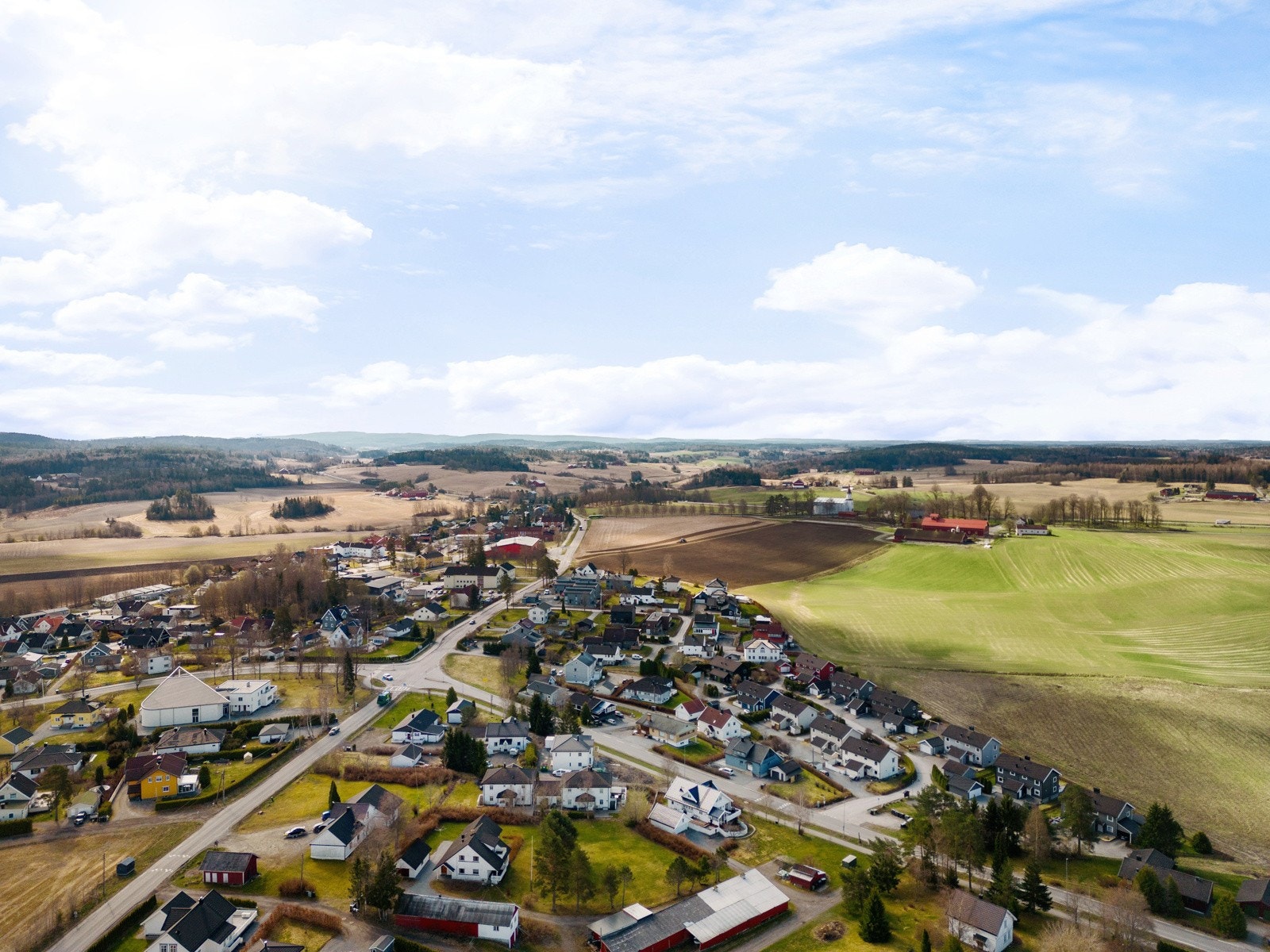 Tettstedet byr på tog- og bussforbindelse, barne- og ungdomsskole, barnehage, dagligvare, idrettshall - og anlegg, aldershjem og kirke. Galleribilde