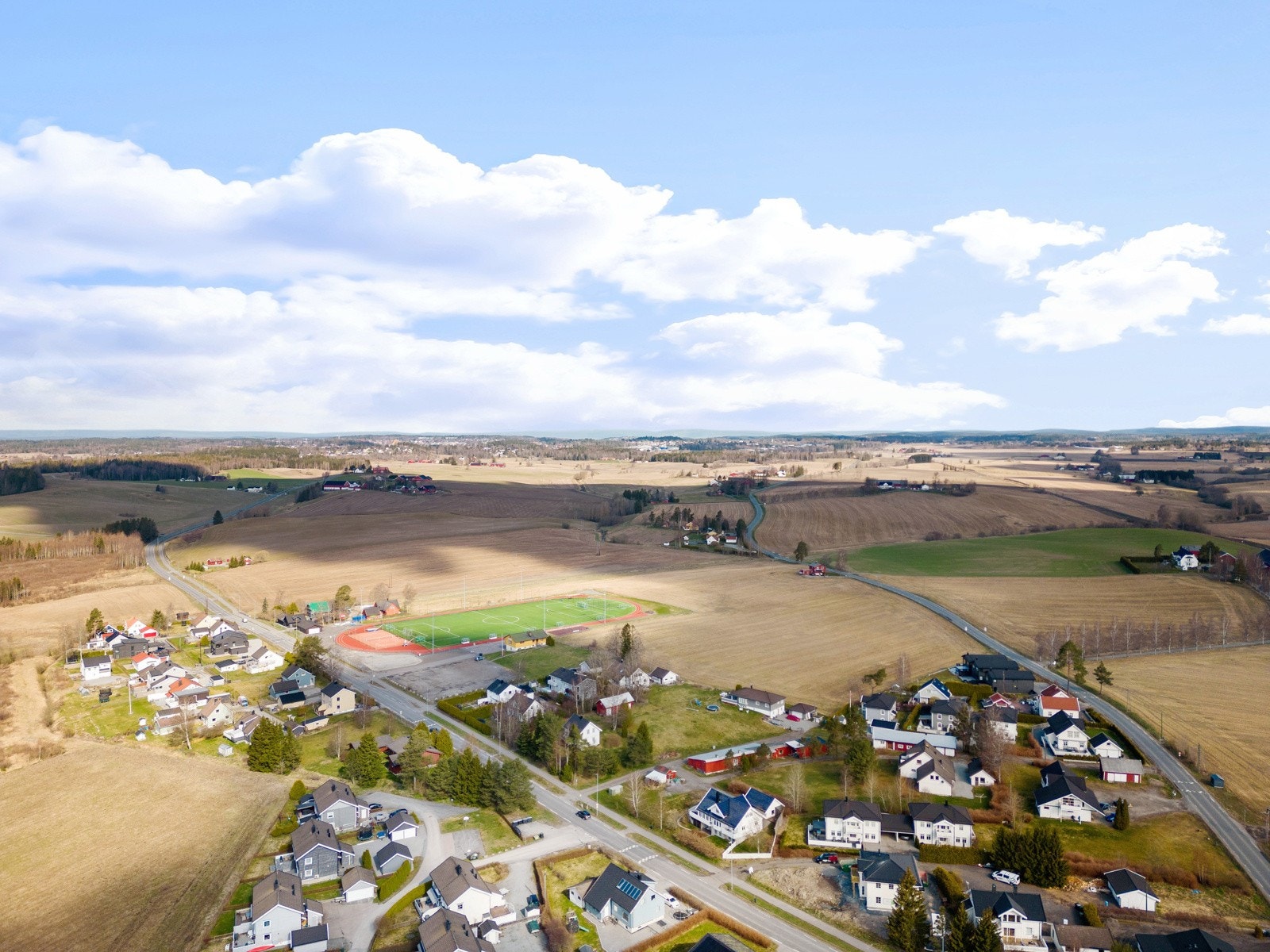 Kråkstad er et tettsted i Nordre Follo kommune, ca. 4 km fra Ski sentrum med skog og jordbruksområder rundt, og det flotte kulturlandskapet gir deg den landlige følelsen. Galleribilde
