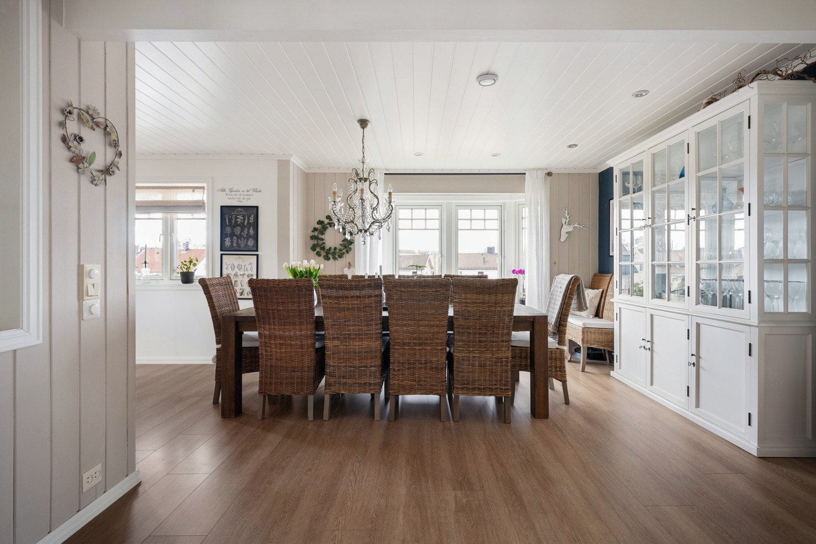 Spisestuen er praktisk plassert med nærhet til både kjøkken og stuen. Galleribilde