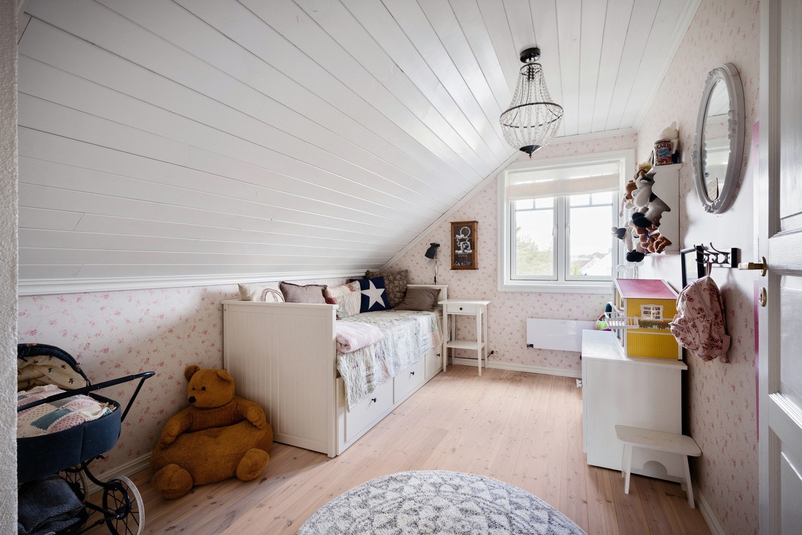 Soverom 2. God plass til seng, skrivebord og garderobeløsning. Galleribilde