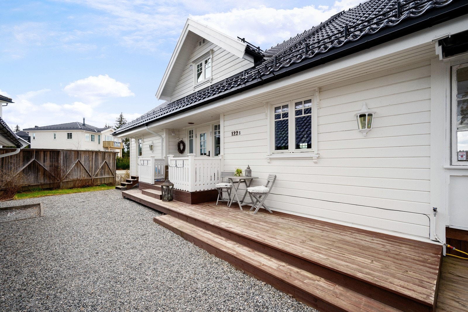 Boligen er beliggende i et meget populært og barnevennlig område i Kråkstad med få minutters gange til skole, barnehage og offentlig kommunikasjon. Galleribilde