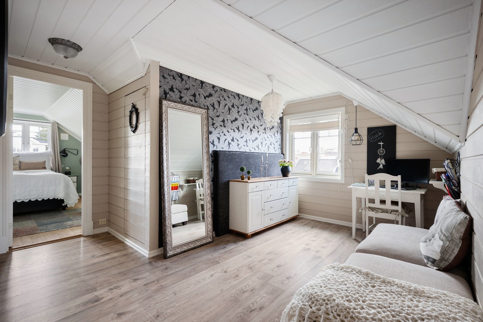 Loftstue. Galleribilde