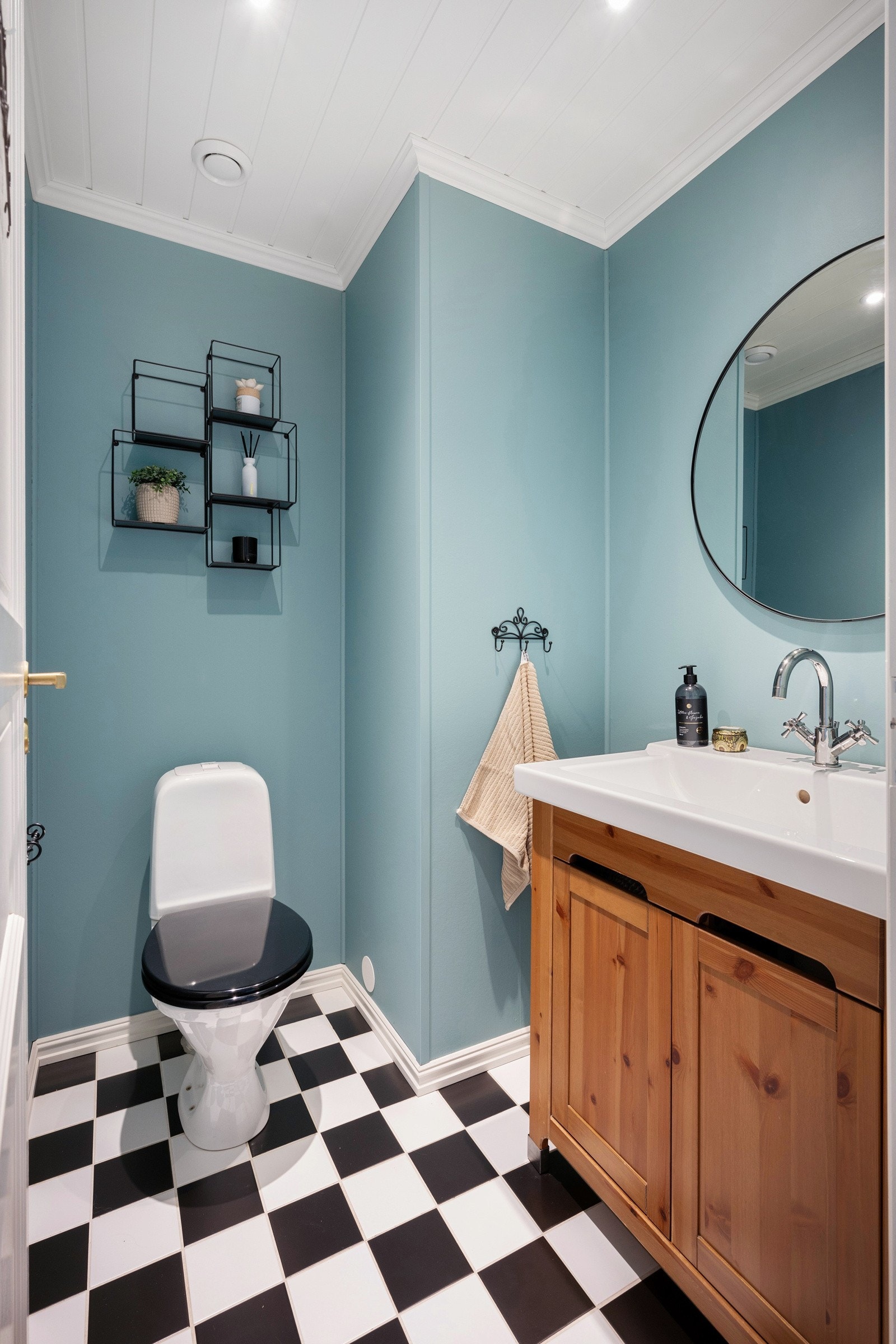 Toalettrom fra byggår med diverse oppgraderinger i senere tid med flislagt gulv. Galleribilde