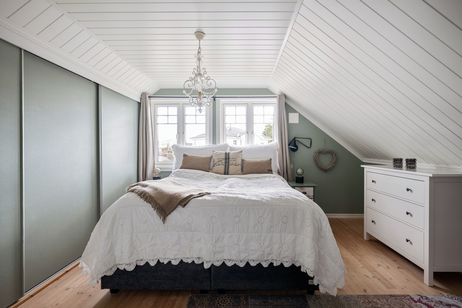 Hovedsoverommet har god plass til dobbeltseng og skrivebord, der det også er integrert skyvedørsgarderobe som gir god oppbevaringsplass. Galleribilde