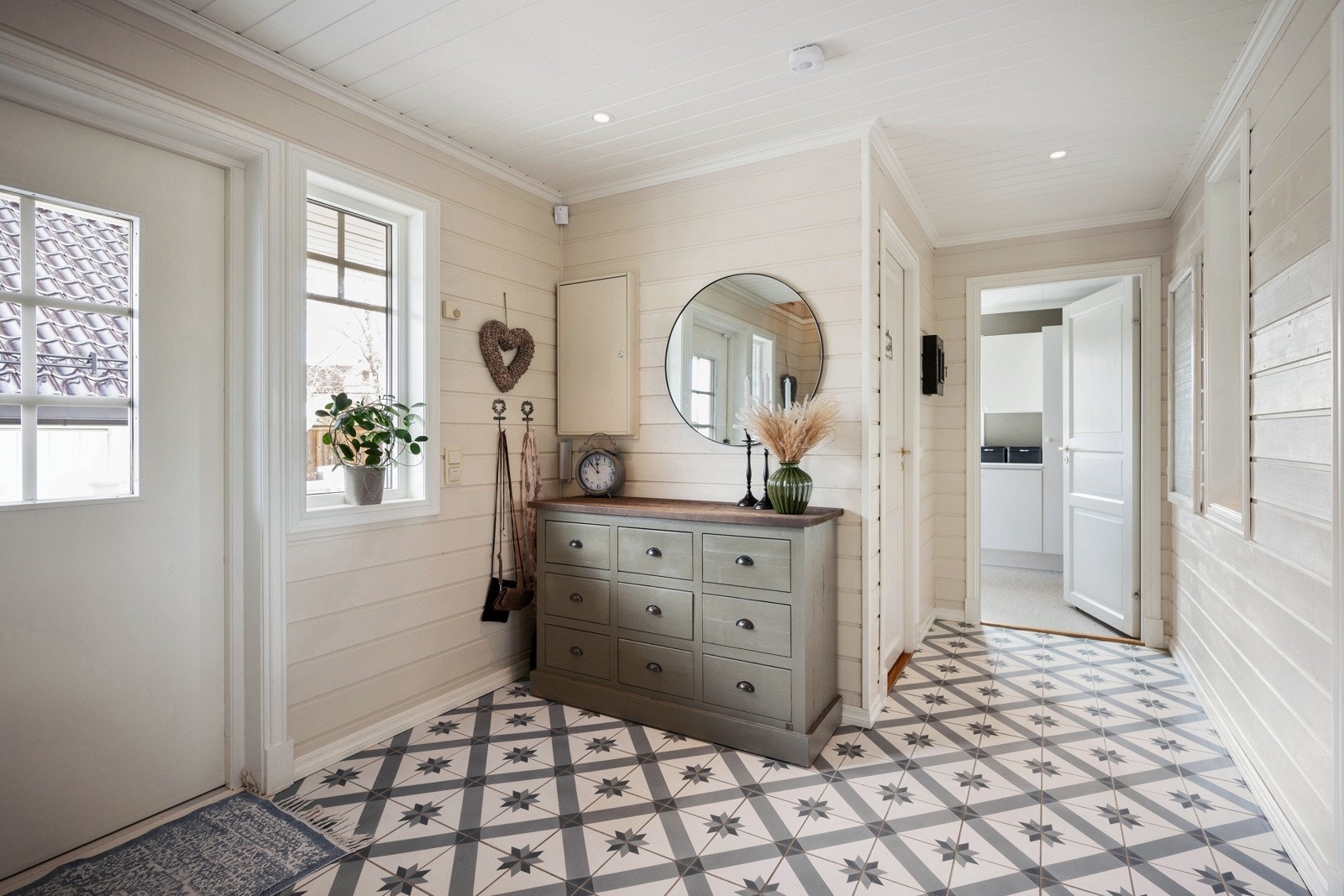 Velkommen inn i en romslig entré med god plass til å henge fra seg ytterklær, samt god plass til å garderobeløsning. Galleribilde