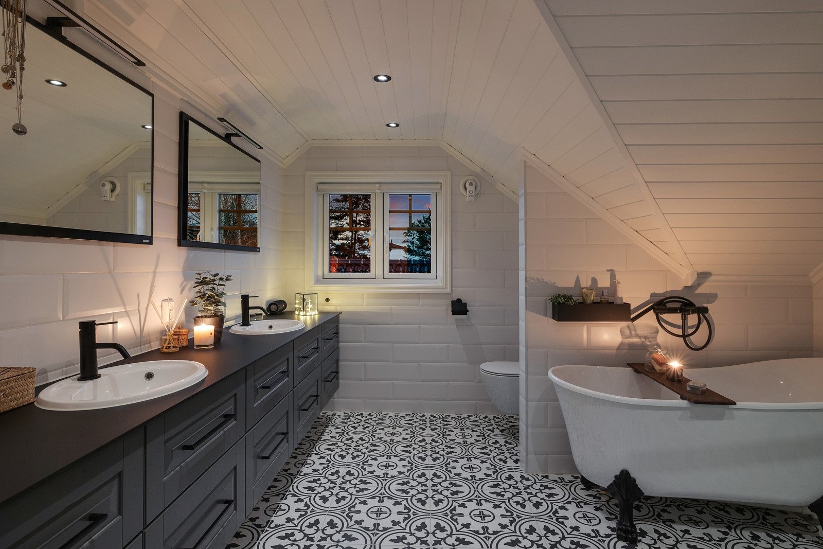 Baderom fra 2019. Flislagt gulv med gulvvarme og flislagte vegger. Himlingsflate utført i panel med downlights. Galleribilde