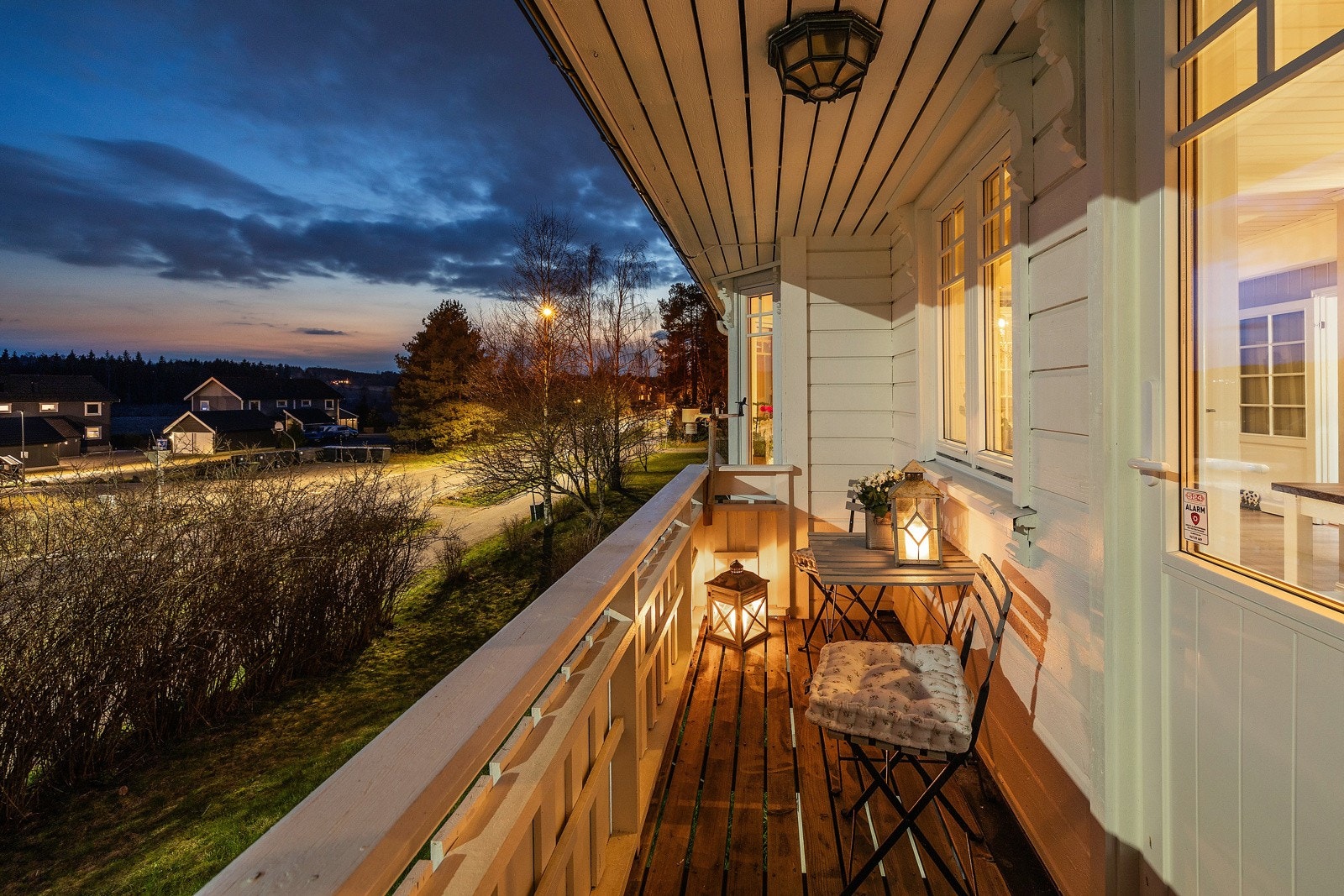 laminat. Veggoverflater utført i malt strietapet. Himlingsflate utført i panel med downlights. Fra kjøkkenet er det tilgang til en liten og fin terrasse på 4m2. Galleribilde