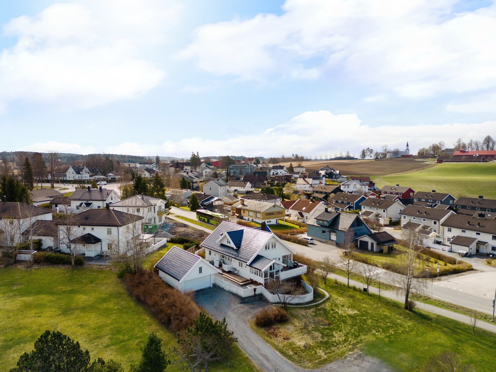 Kråkstad stasjon ligger 700 meter unna boligen og kan ved siden av togavganger by på en meget koselig og populær kafé. Med Follobanen kommer man fra Kråkstad til Oslo S på ca.20 min. Galleribilde