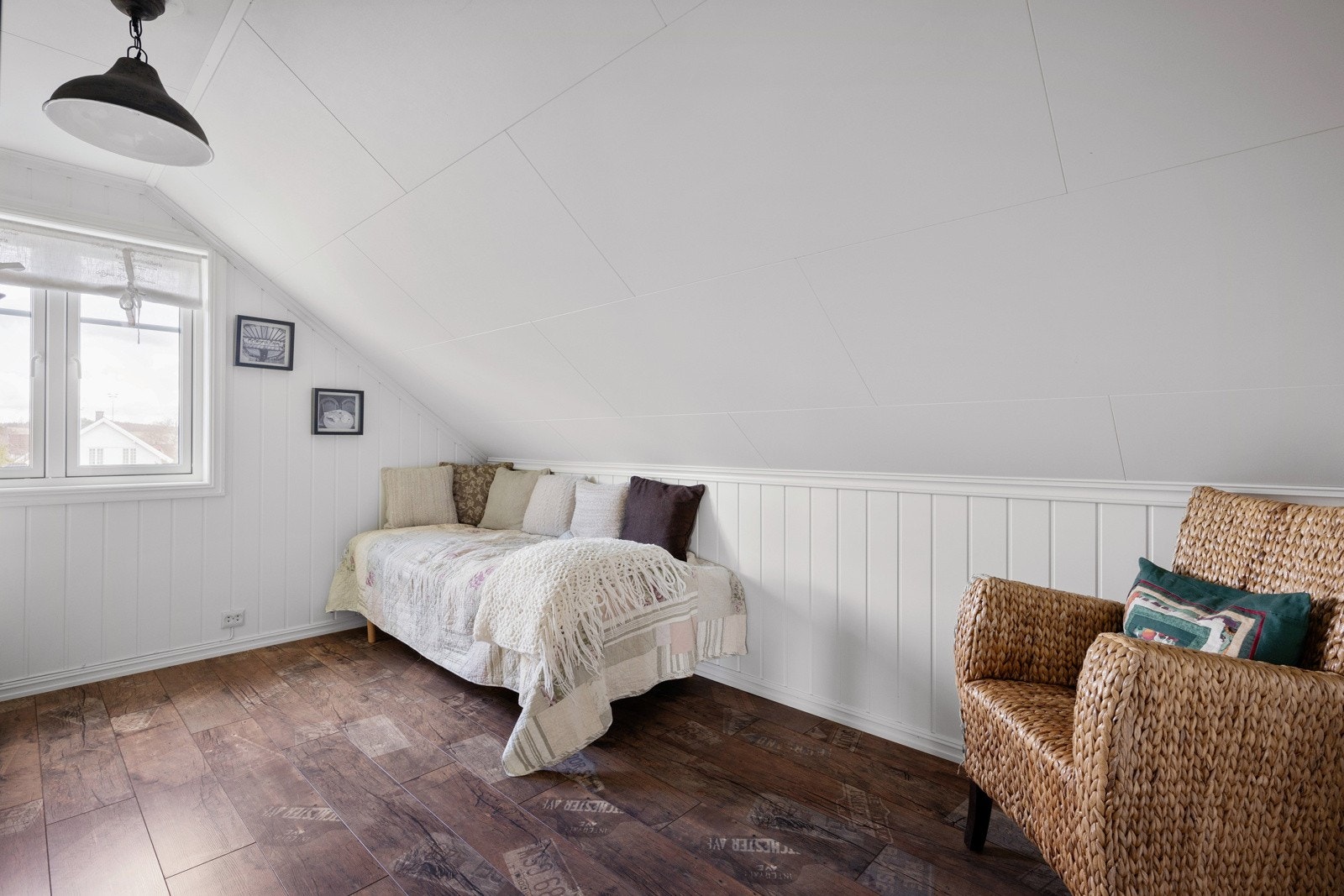 Soverom 3. God plass til seng, skrivebord og garderobeløsning. Galleribilde