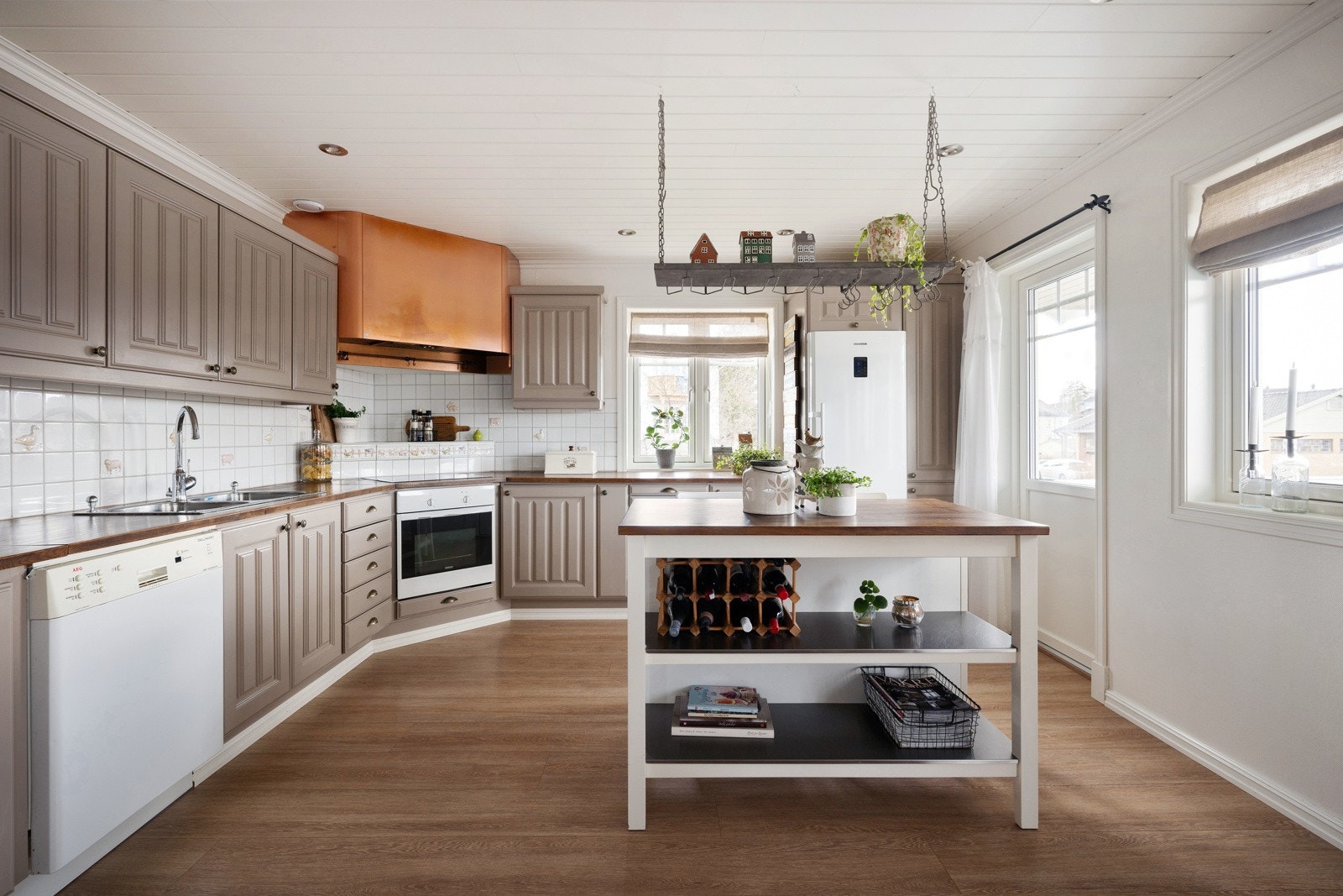 Her er det meget god plass for sosiale sammenkomster og godt med skap- og benkplass. Galleribilde