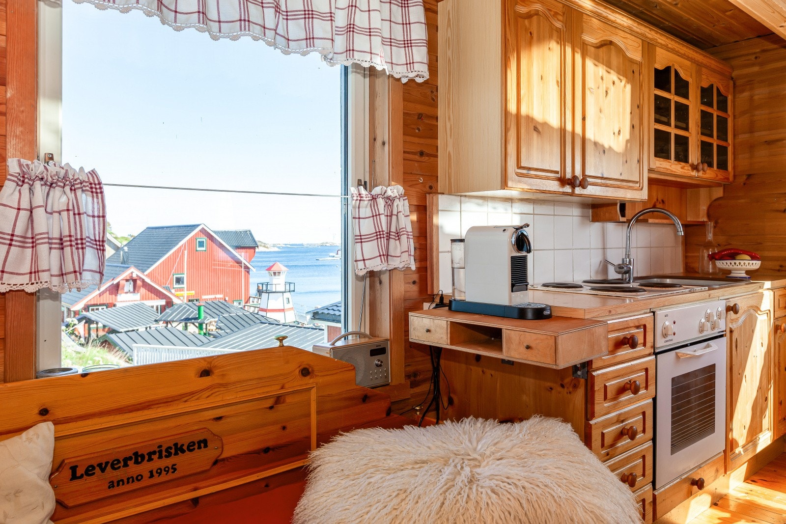 Kjøkkenet har profilerte fronter, laminert benkeplate og folierte skrog. Galleribilde