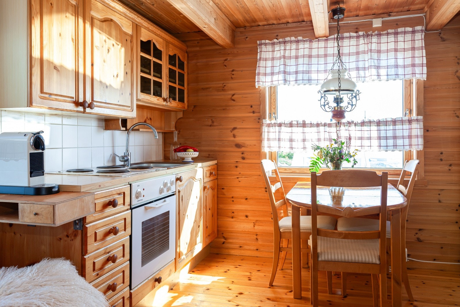 Kjøkkenet er av eldre dato, men fremstår som i fullt funksjonell stand. Galleribilde