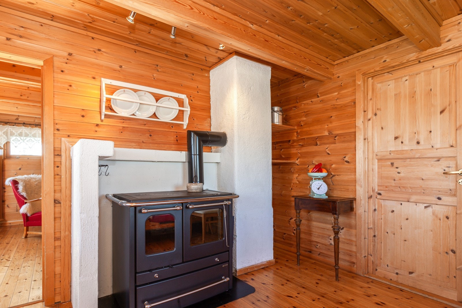 Kjøkkenet har også vedovn, som også kan benyttes til matlaging. Galleribilde