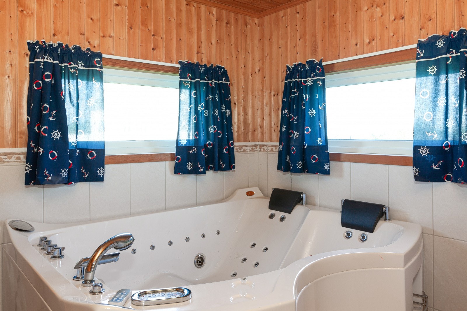 Behagelig boblebad på bad. Galleribilde