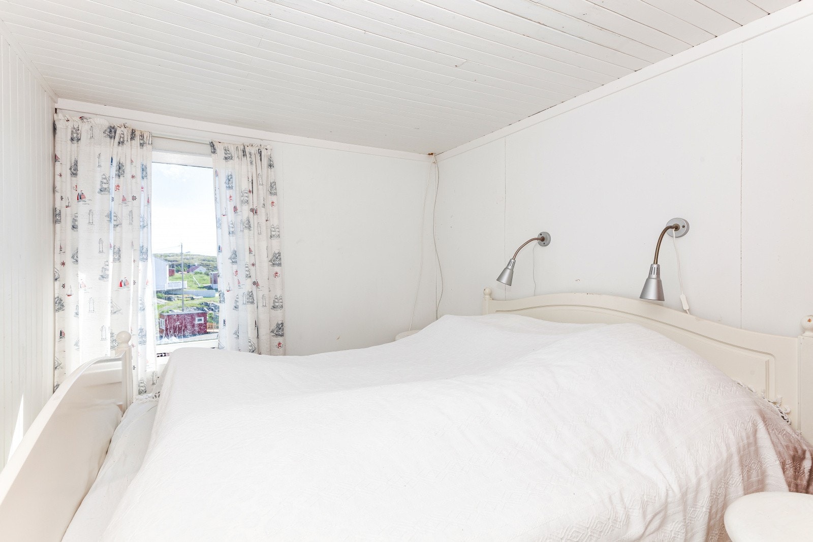 Soverommene har gulvbelegg og malt trepanel/strie på vegg. Galleribilde