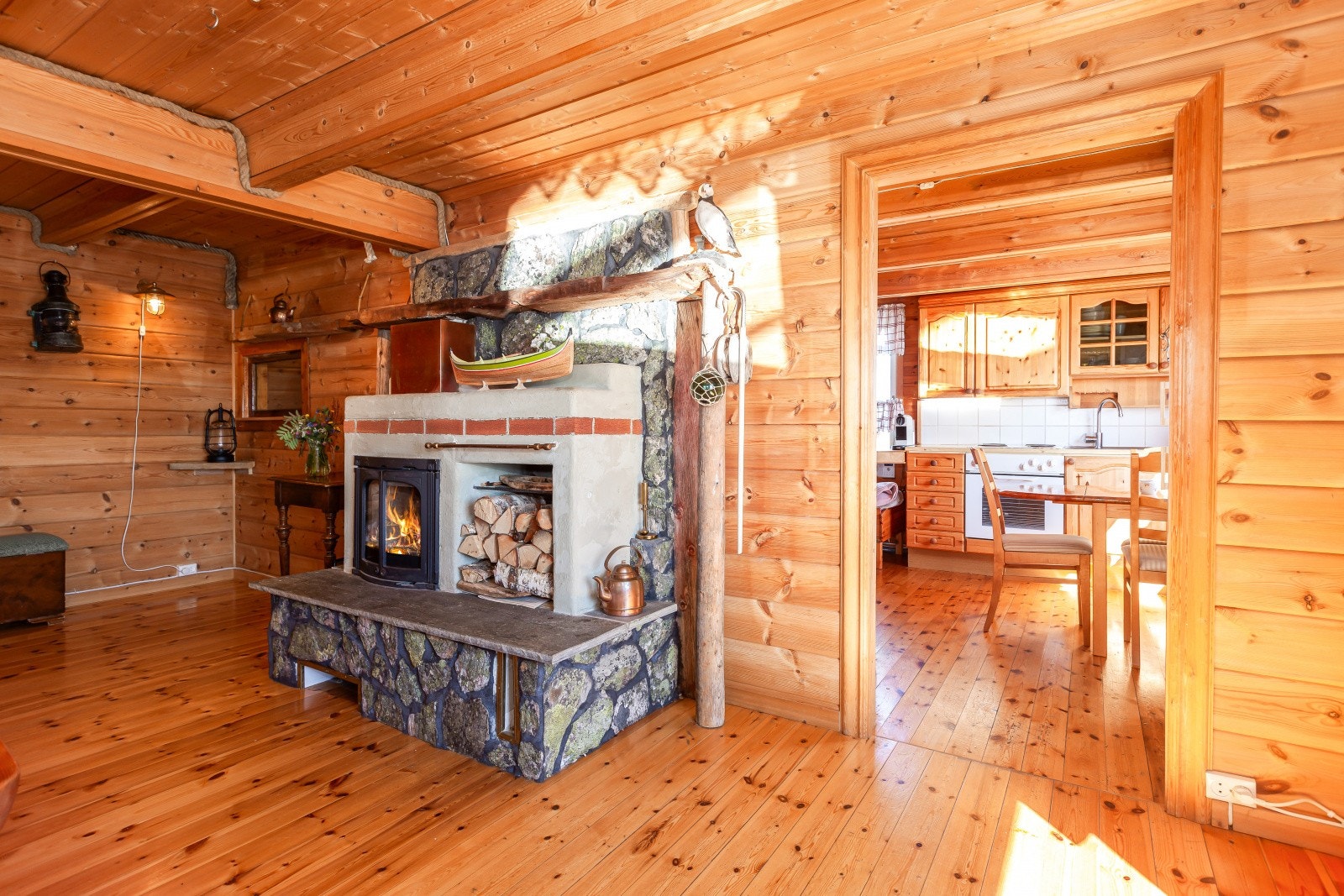 Stilig vedovn som varmer opp rommet godt og effektivt. Galleribilde