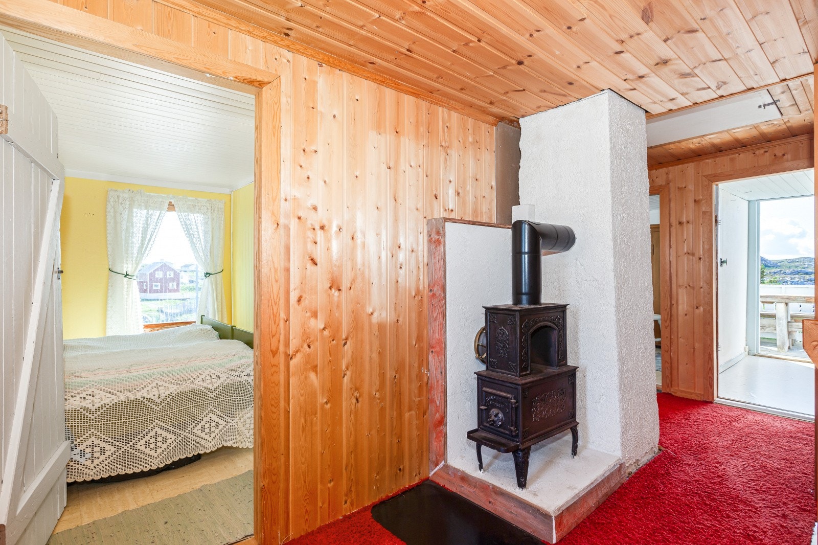 Boligen har totalt 3 vedovner, som bidrar til effektiv oppvarming av boligen. Galleribilde