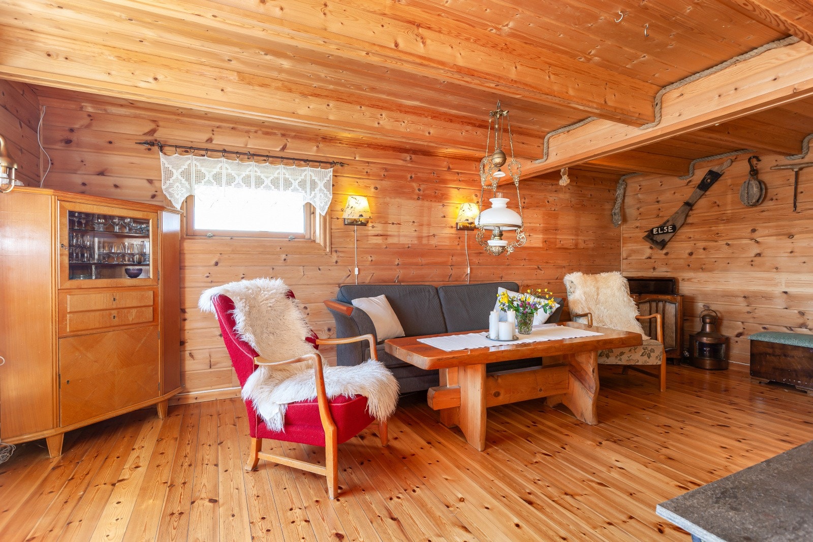 Stuen har tregulv og trepanel på vegg og himling. Galleribilde