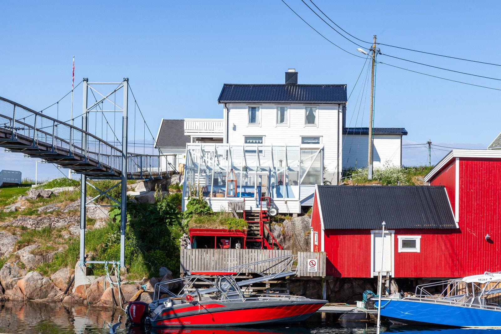 Boligen har en nydelig beliggenhet like ved vannkanten. Galleribilde