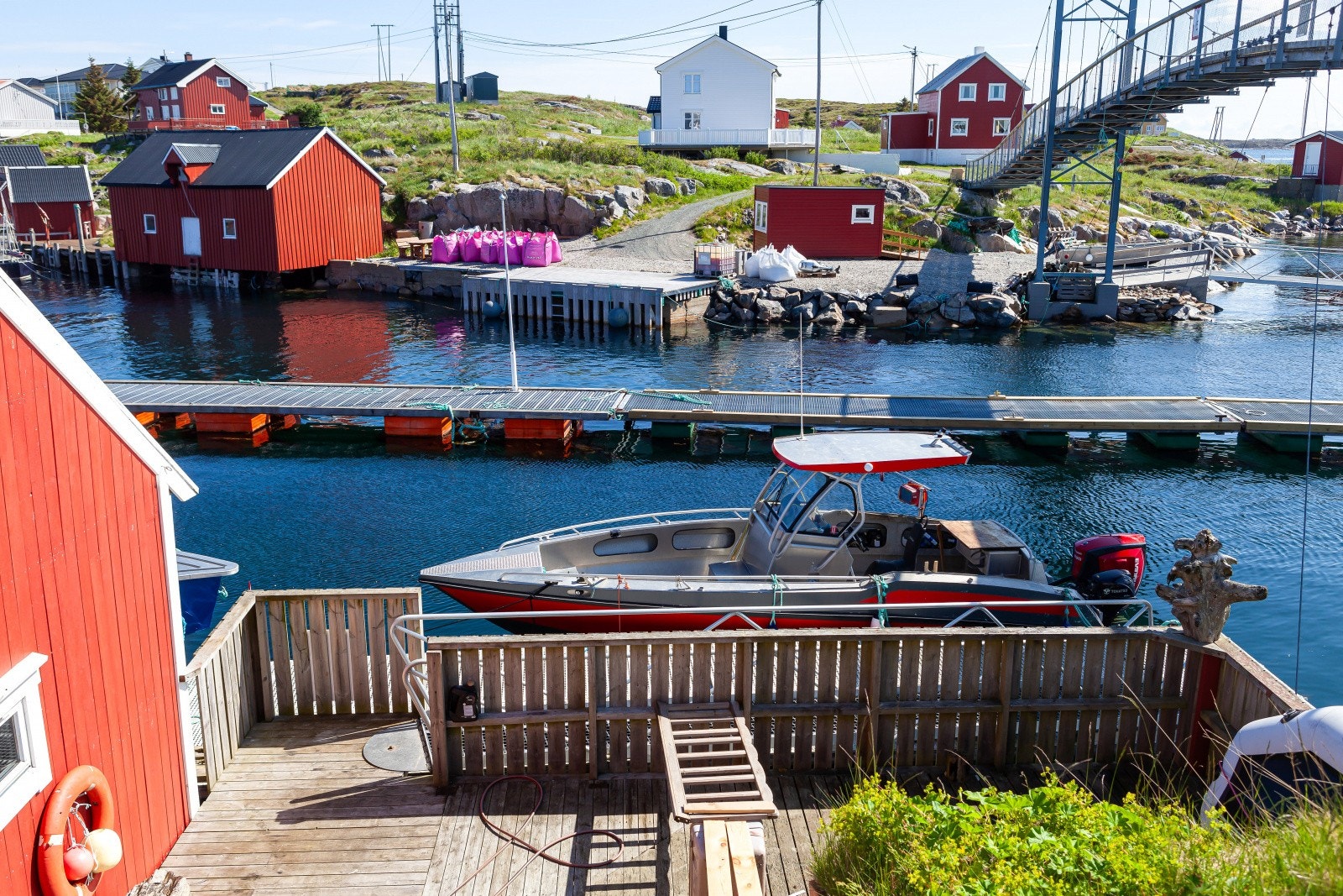 Båtplass rett utenfor boligen følger med. Galleribilde