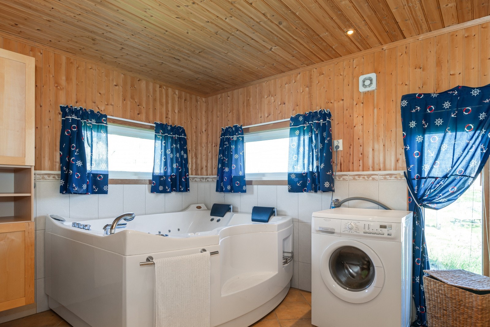 Romslig bad på 13,1 kvm, med opplegg for vaskemaskin. Galleribilde